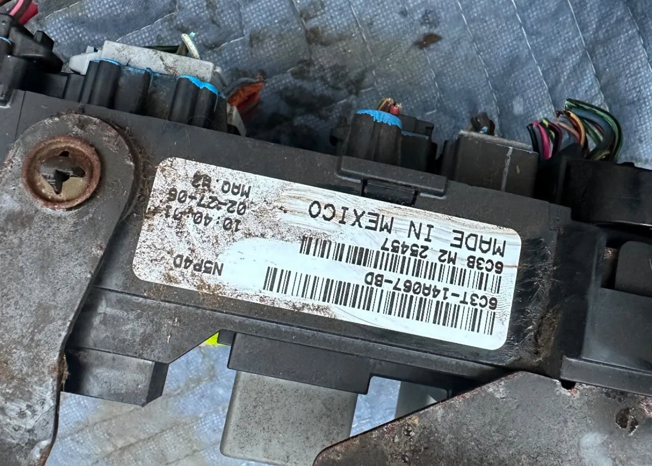 2005 -2007 FORD F250 F350 SD 6.0L Diesel FUSE BOX ASSEMBLY 6C3T-14A067-BD OEM